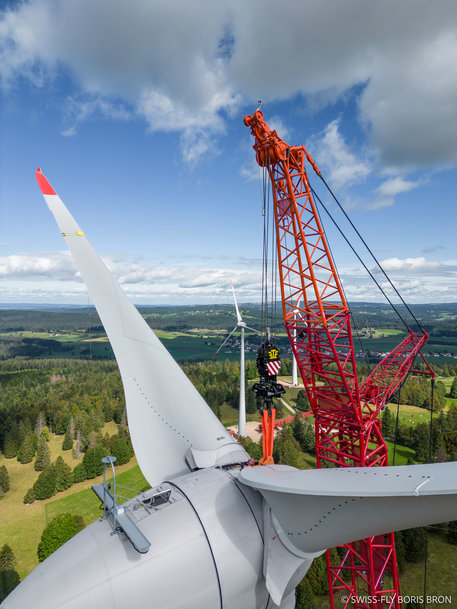 Liebherr-Raupenkrane bauen zweitgrößten Windpark der Schweiz